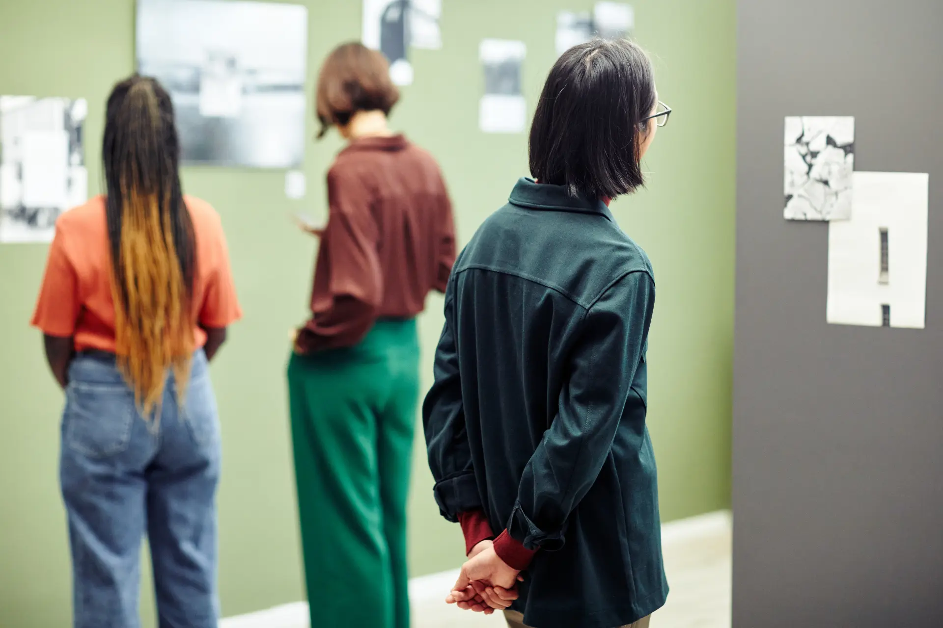 Ansicht einer Gruppe von Menschen, die in einer Ausstellung Bilder ansehen